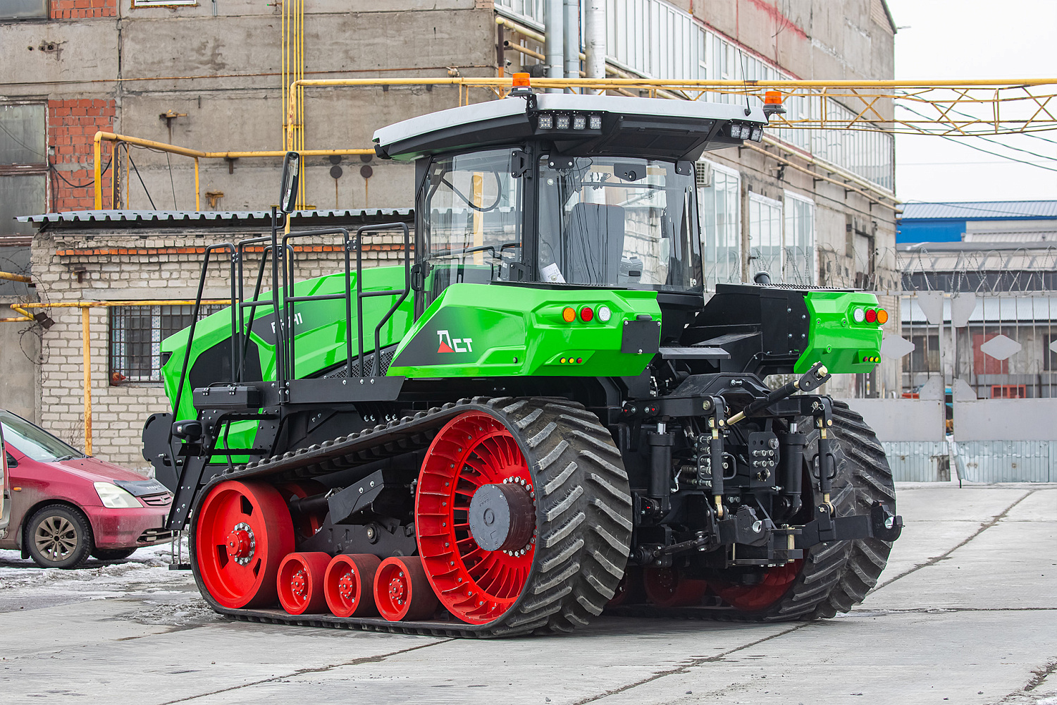 Гусеничный сельскохозяйственный трактор FT-7E (электрический гибрид)